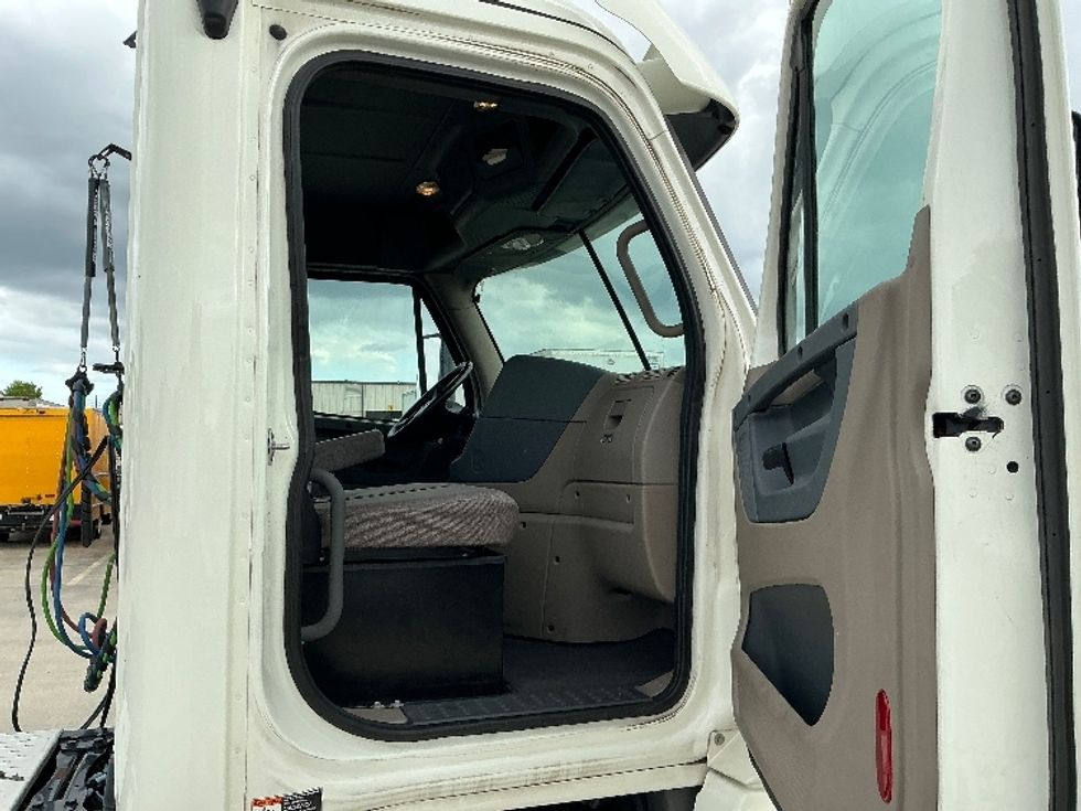 Day Cab Tractor-Heavy Duty Tractors-Freightliner-2018-Cascadia 12564ST-Hammond-LA-67,749\n\t\tmiles-$ 46,250 - Image 12