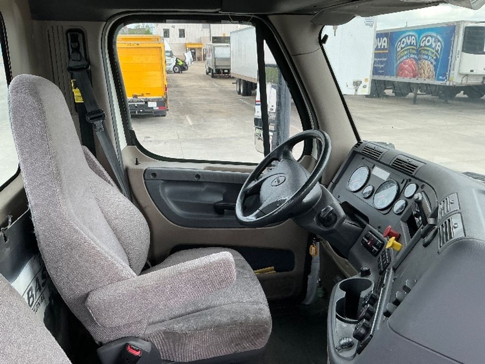 Day Cab Tractor-Heavy Duty Tractors-Freightliner-2018-Cascadia 12564ST-Hammond-LA-67,749\n\t\tmiles-$ 46,250 - Image 14