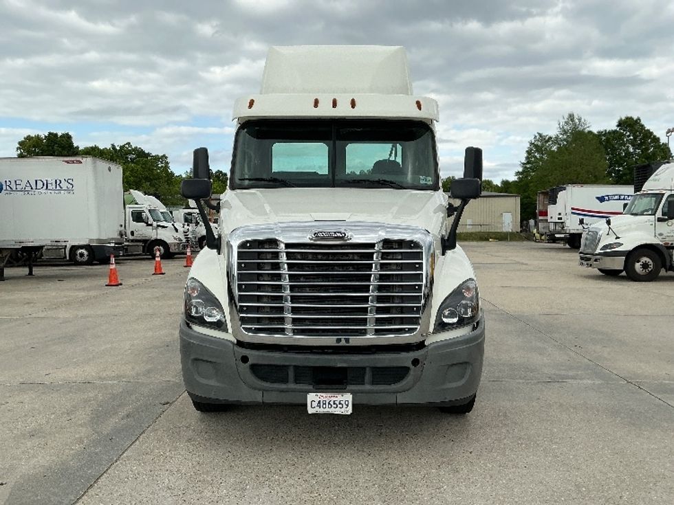 Day Cab Tractor-Heavy Duty Tractors-Freightliner-2018-Cascadia 12564ST-Hammond-LA-67,749\n\t\tmiles-$ 46,250 - Image 2
