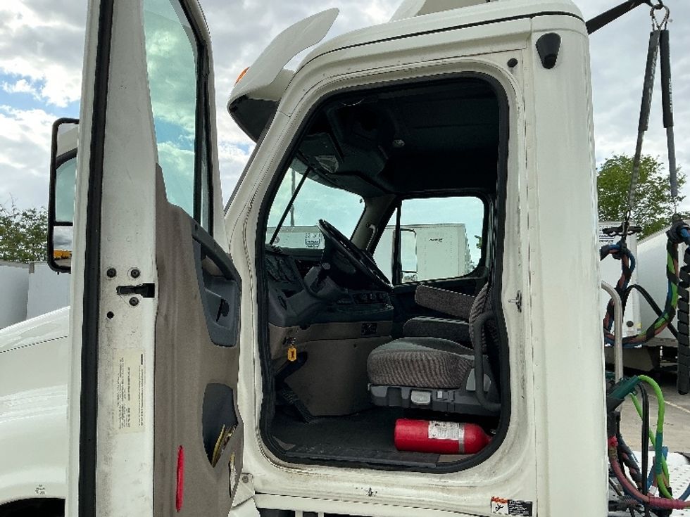 Day Cab Tractor-Heavy Duty Tractors-Freightliner-2018-Cascadia 12564ST-Hammond-LA-67,749\n\t\tmiles-$ 46,250 - Image 9