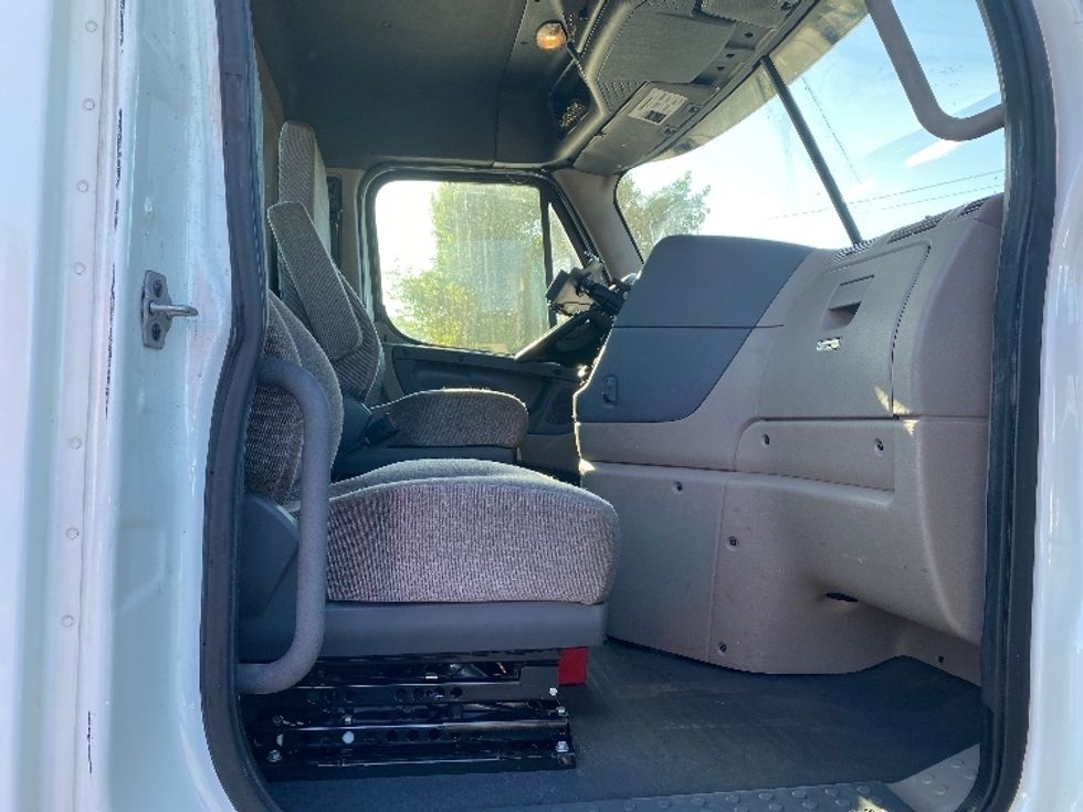 Day Cab Tractor-Heavy Duty Tractors-Freightliner-2018-Cascadia 12564ST-Harrisburg-PA-349,629\n\t\tmiles-$ 42,250 - Image 12