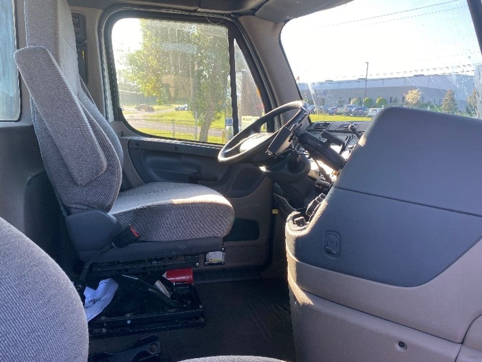 Day Cab Tractor-Heavy Duty Tractors-Freightliner-2018-Cascadia 12564ST-Harrisburg-PA-349,629\n\t\tmiles-$ 42,250 - Image 14