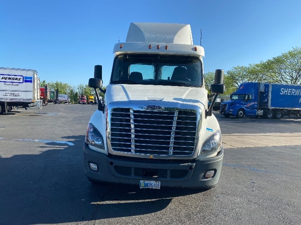 Day Cab Tractor-Heavy Duty Tractors-Freightliner-2018-Cascadia 12564ST-Harrisburg-PA-349,629\n\t\tmiles-$ 42,250 - Image 2