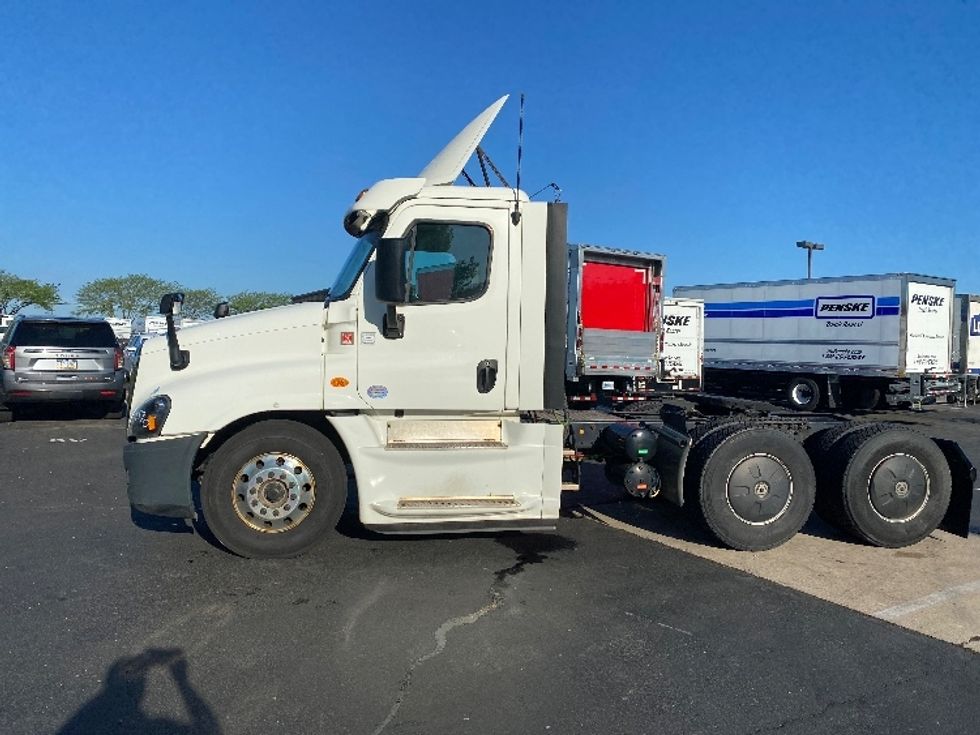 Day Cab Tractor-Heavy Duty Tractors-Freightliner-2018-Cascadia 12564ST-Harrisburg-PA-349,629\n\t\tmiles-$ 42,250 - Image 4