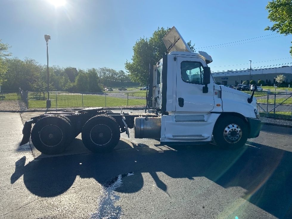 Day Cab Tractor-Heavy Duty Tractors-Freightliner-2018-Cascadia 12564ST-Harrisburg-PA-349,629\n\t\tmiles-$ 42,250 - Image 8
