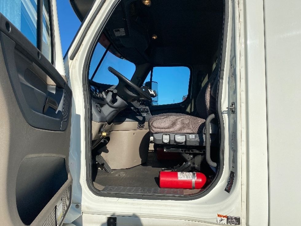 Day Cab Tractor-Heavy Duty Tractors-Freightliner-2018-Cascadia 12564ST-Harrisburg-PA-349,629\n\t\tmiles-$ 42,250 - Image 9