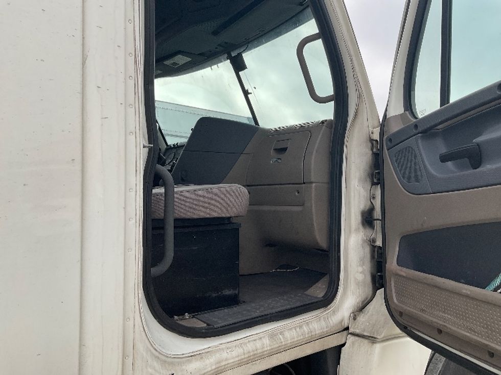 Day Cab Tractor-Heavy Duty Tractors-Freightliner-2018-Cascadia 12564ST-Harrisburg-PA-391,165\n\t\tmiles-$ 38,500 - Image 12