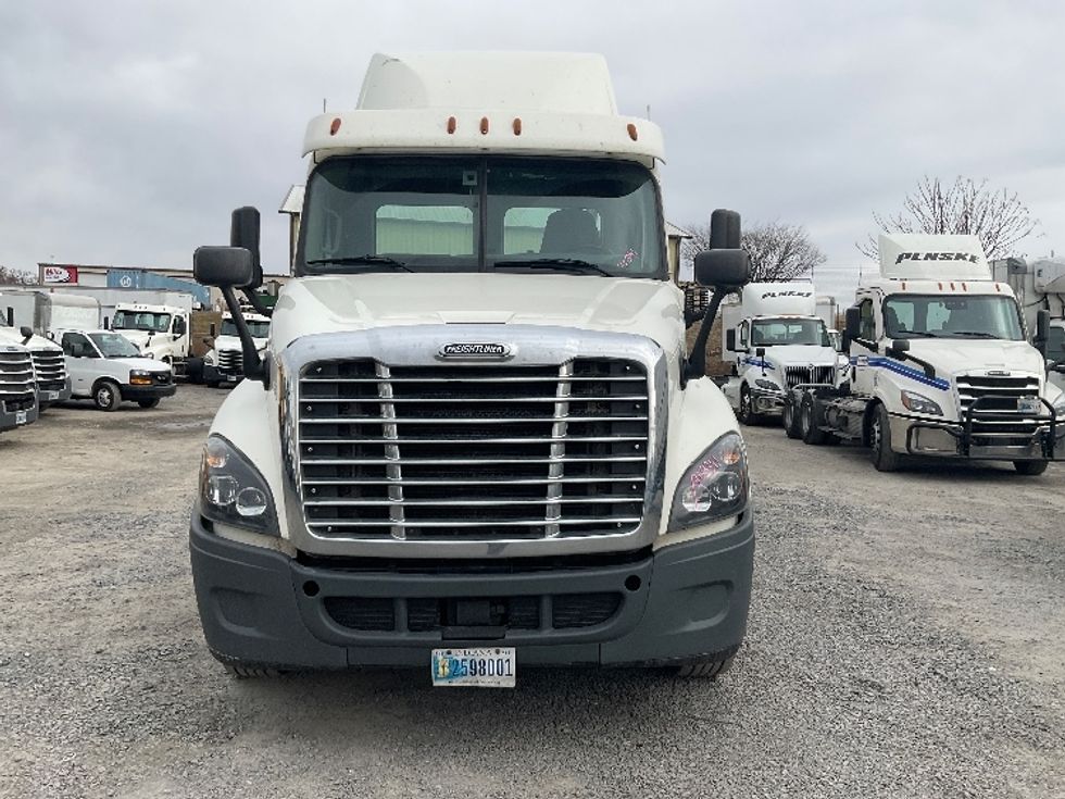 Day Cab Tractor-Heavy Duty Tractors-Freightliner-2018-Cascadia 12564ST-Harrisburg-PA-391,165\n\t\tmiles-$ 38,500 - Image 2