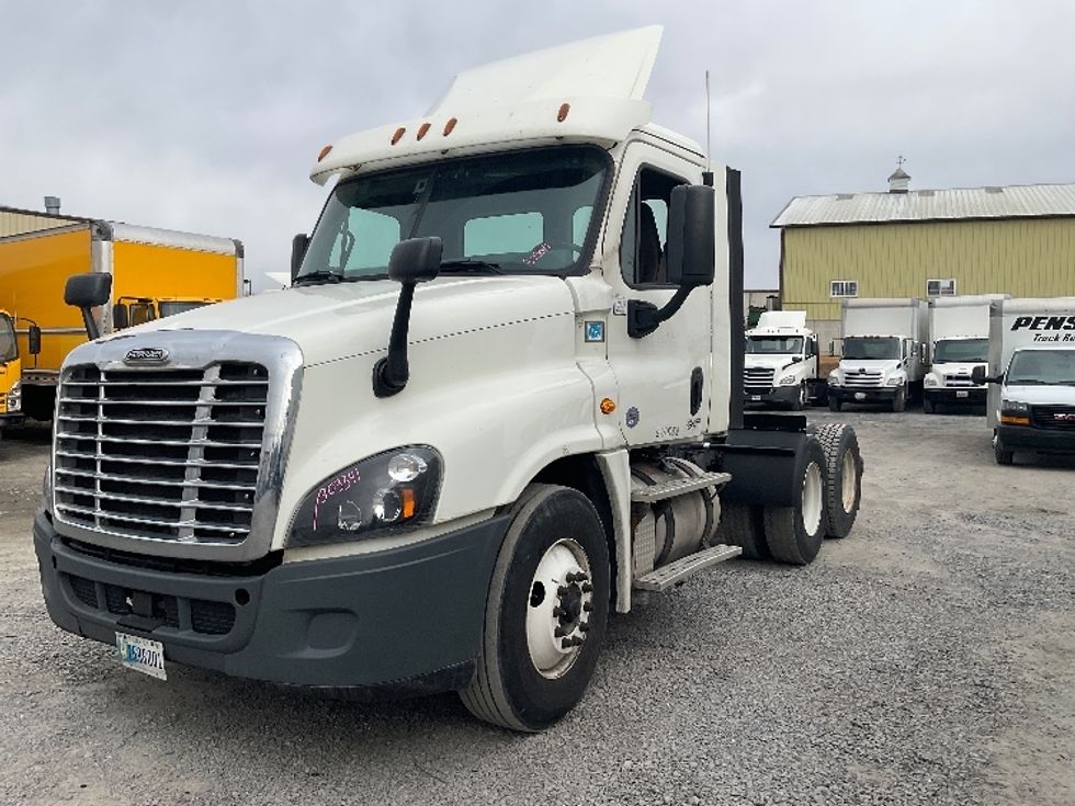 Day Cab Tractor-Heavy Duty Tractors-Freightliner-2018-Cascadia 12564ST-Harrisburg-PA-391,165\n\t\tmiles-$ 38,500 - Image 3