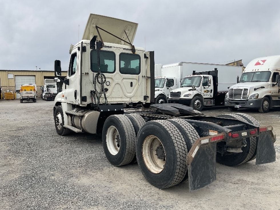 Day Cab Tractor-Heavy Duty Tractors-Freightliner-2018-Cascadia 12564ST-Harrisburg-PA-391,165\n\t\tmiles-$ 38,500 - Image 5