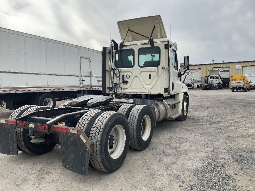 Day Cab Tractor-Heavy Duty Tractors-Freightliner-2018-Cascadia 12564ST-Harrisburg-PA-391,165\n\t\tmiles-$ 38,500 - Image 7