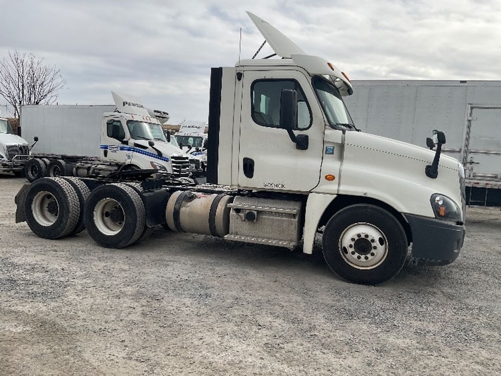 Day Cab Tractor-Heavy Duty Tractors-Freightliner-2018-Cascadia 12564ST-Harrisburg-PA-391,165\n\t\tmiles-$ 38,500 - Image 8