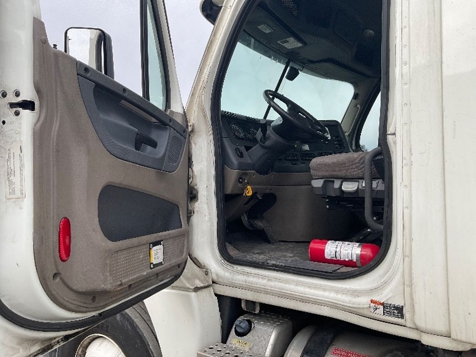 Day Cab Tractor-Heavy Duty Tractors-Freightliner-2018-Cascadia 12564ST-Harrisburg-PA-391,165\n\t\tmiles-$ 38,500 - Image 9