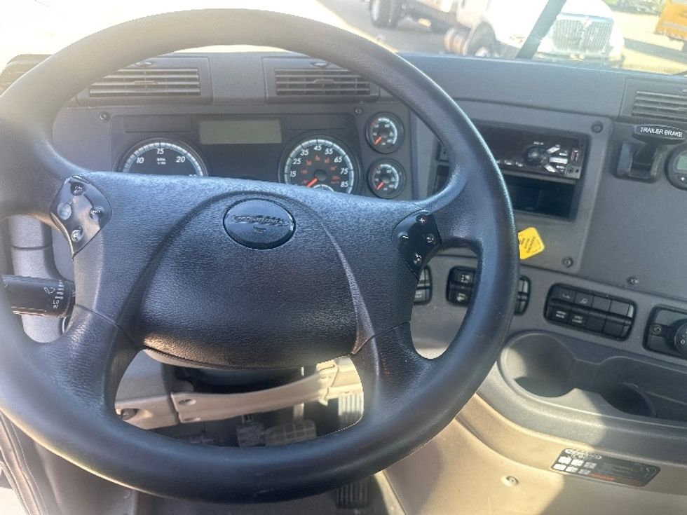 Day Cab Tractor-Heavy Duty Tractors-Freightliner-2018-Cascadia 12564ST-Hattiesburg-MS-354,793\n\t\tmiles-$ 17,000 - Image 11