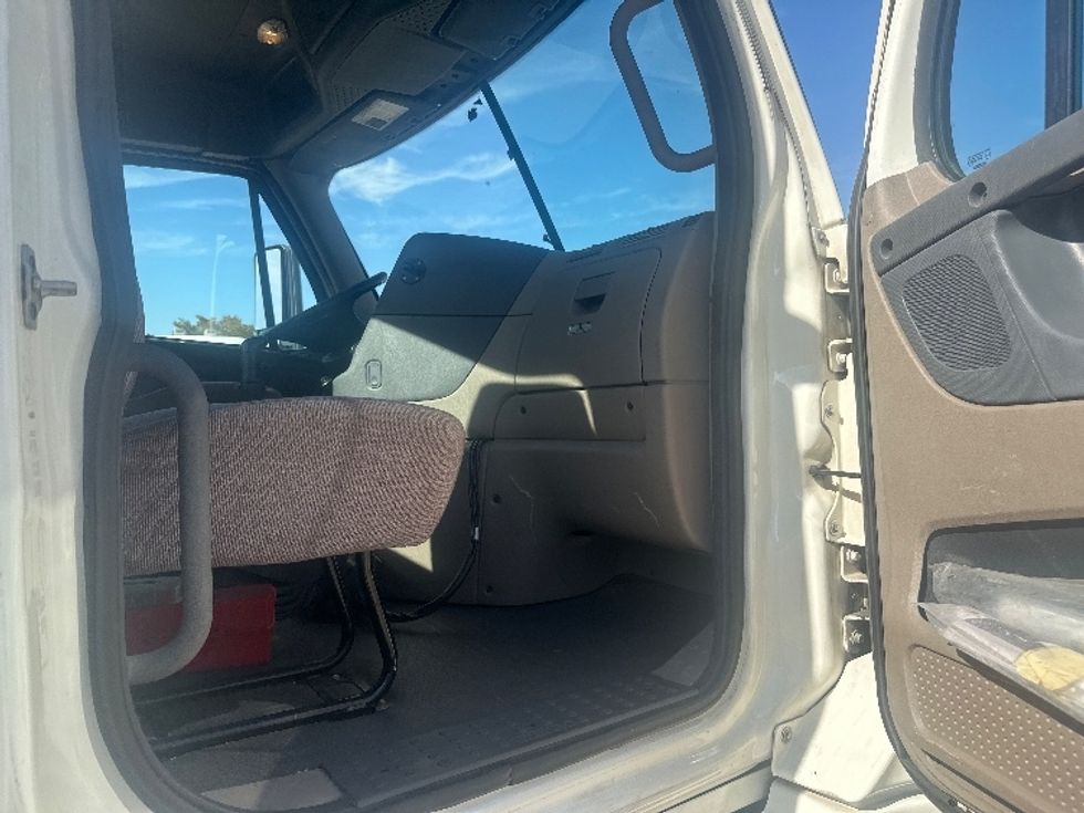 Day Cab Tractor-Heavy Duty Tractors-Freightliner-2018-Cascadia 12564ST-Hattiesburg-MS-354,793\n\t\tmiles-$ 17,000 - Image 12