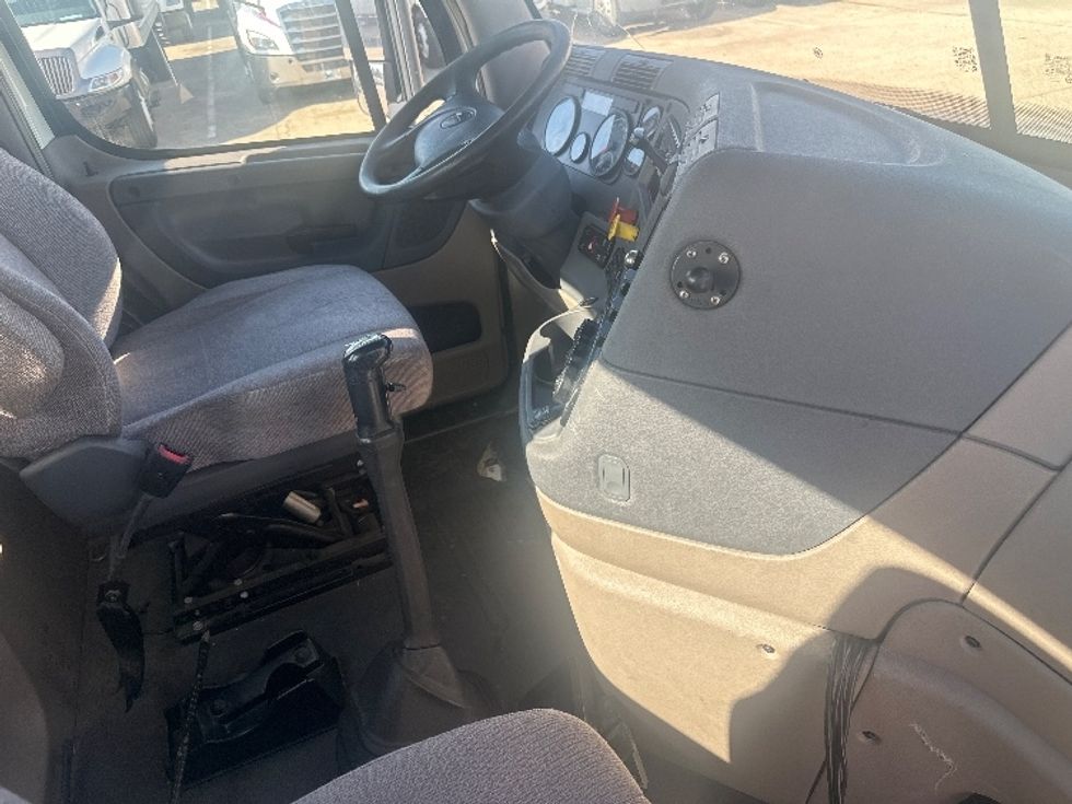 Day Cab Tractor-Heavy Duty Tractors-Freightliner-2018-Cascadia 12564ST-Hattiesburg-MS-354,793\n\t\tmiles-$ 17,000 - Image 14