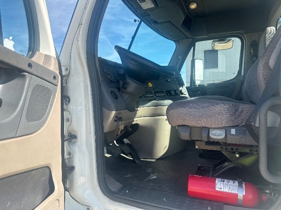 Day Cab Tractor-Heavy Duty Tractors-Freightliner-2018-Cascadia 12564ST-Hattiesburg-MS-354,793\n\t\tmiles-$ 17,000 - Image 9