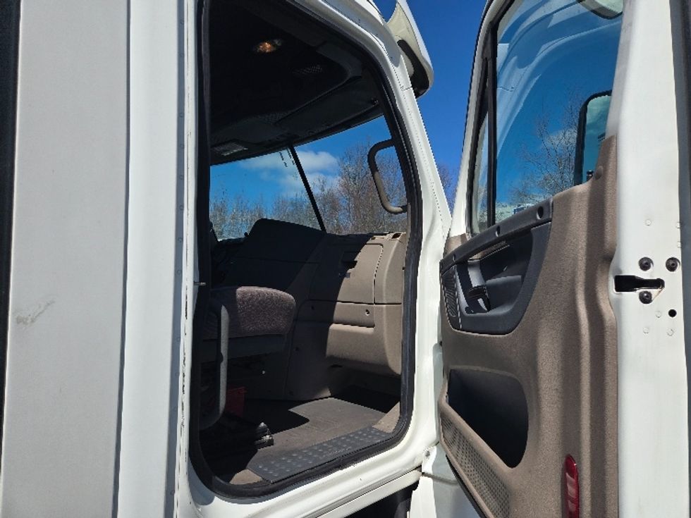 Day Cab Tractor-Heavy Duty Tractors-Freightliner-2018-Cascadia 12564ST-Hazleton-PA-537,819\n\t\tmiles-$ 30,500 - Image 12