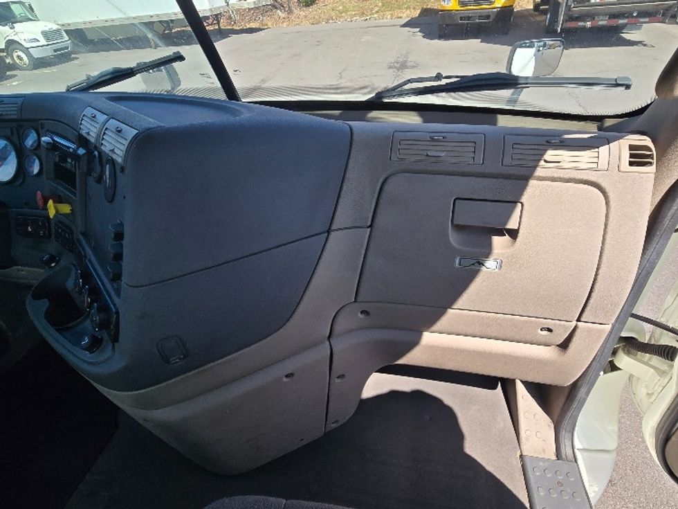 Day Cab Tractor-Heavy Duty Tractors-Freightliner-2018-Cascadia 12564ST-Hazleton-PA-537,819\n\t\tmiles-$ 30,500 - Image 13