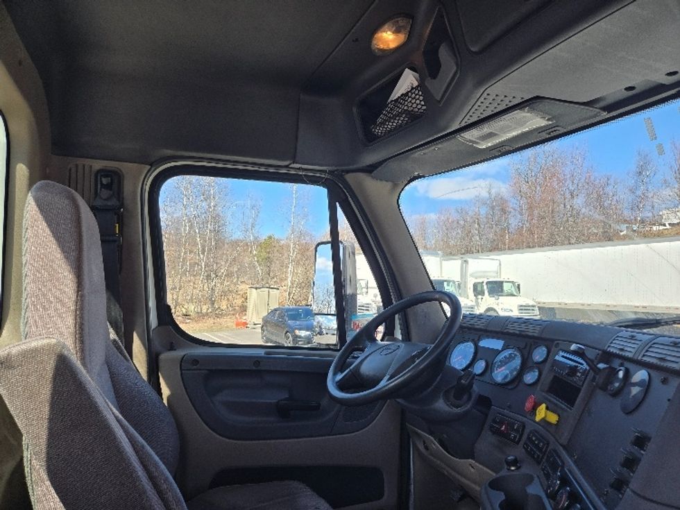 Day Cab Tractor-Heavy Duty Tractors-Freightliner-2018-Cascadia 12564ST-Hazleton-PA-537,819\n\t\tmiles-$ 30,500 - Image 14