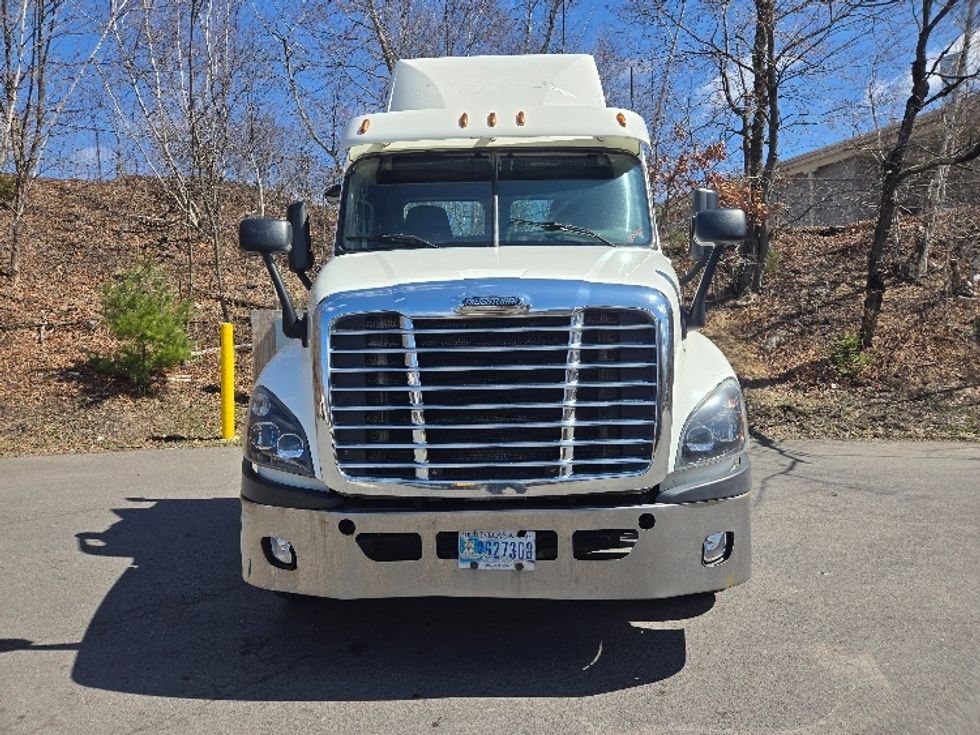 Day Cab Tractor-Heavy Duty Tractors-Freightliner-2018-Cascadia 12564ST-Hazleton-PA-537,819\n\t\tmiles-$ 30,500 - Image 2