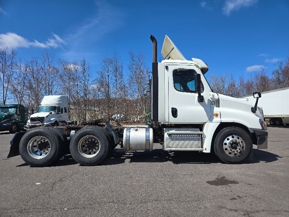 Day Cab Tractor-Heavy Duty Tractors-Freightliner-2018-Cascadia 12564ST-Hazleton-PA-537,819\n\t\tmiles-$ 30,500 - Image 8