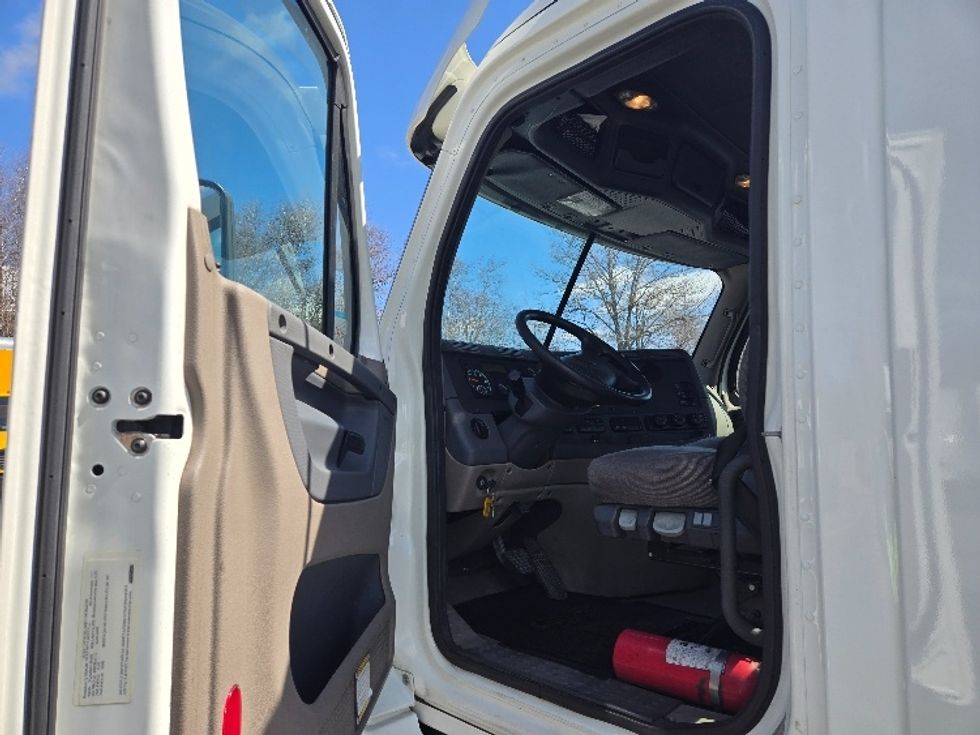 Day Cab Tractor-Heavy Duty Tractors-Freightliner-2018-Cascadia 12564ST-Hazleton-PA-537,819\n\t\tmiles-$ 30,500 - Image 9