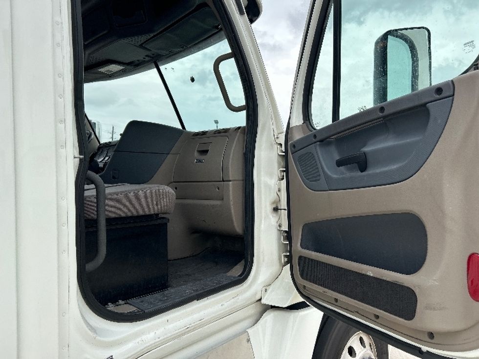 Day Cab Tractor-Heavy Duty Tractors-Freightliner-2018-Cascadia 12564ST-Houston-TX-575,555\n\t\tmiles-$ 31,500 - Image 12