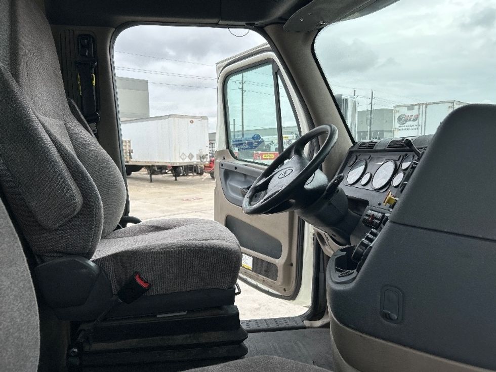 Day Cab Tractor-Heavy Duty Tractors-Freightliner-2018-Cascadia 12564ST-Houston-TX-575,555\n\t\tmiles-$ 31,500 - Image 14