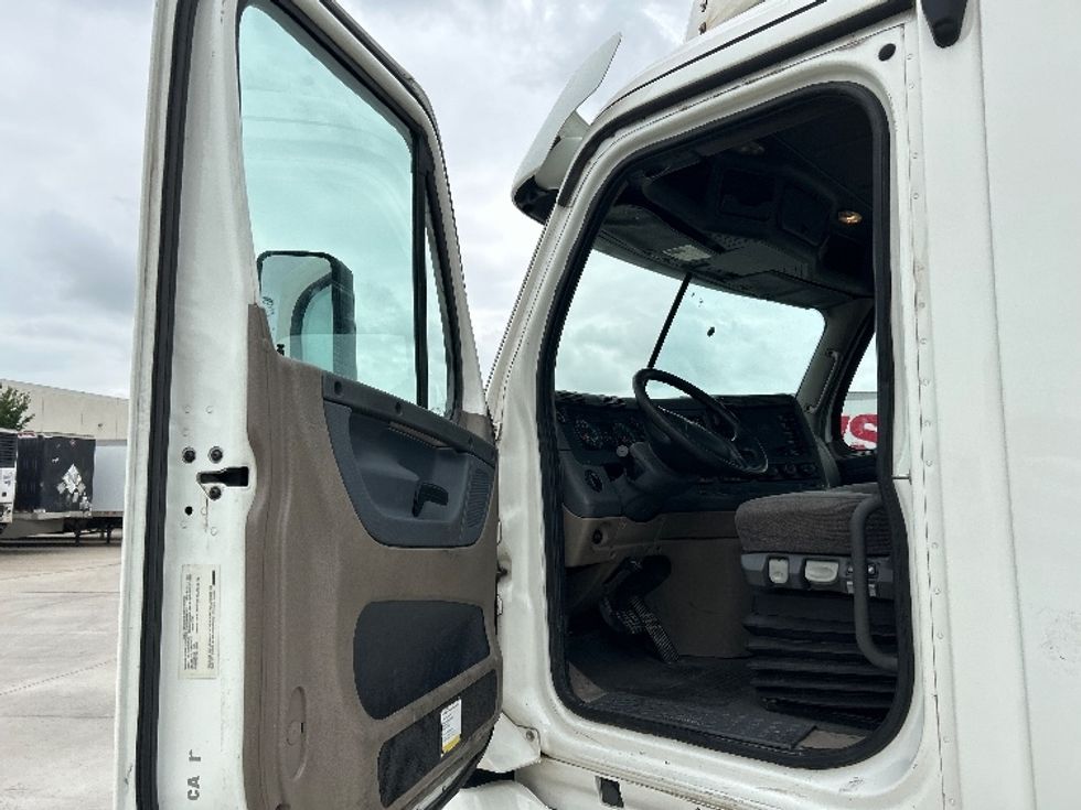 Day Cab Tractor-Heavy Duty Tractors-Freightliner-2018-Cascadia 12564ST-Houston-TX-575,555\n\t\tmiles-$ 31,500 - Image 9