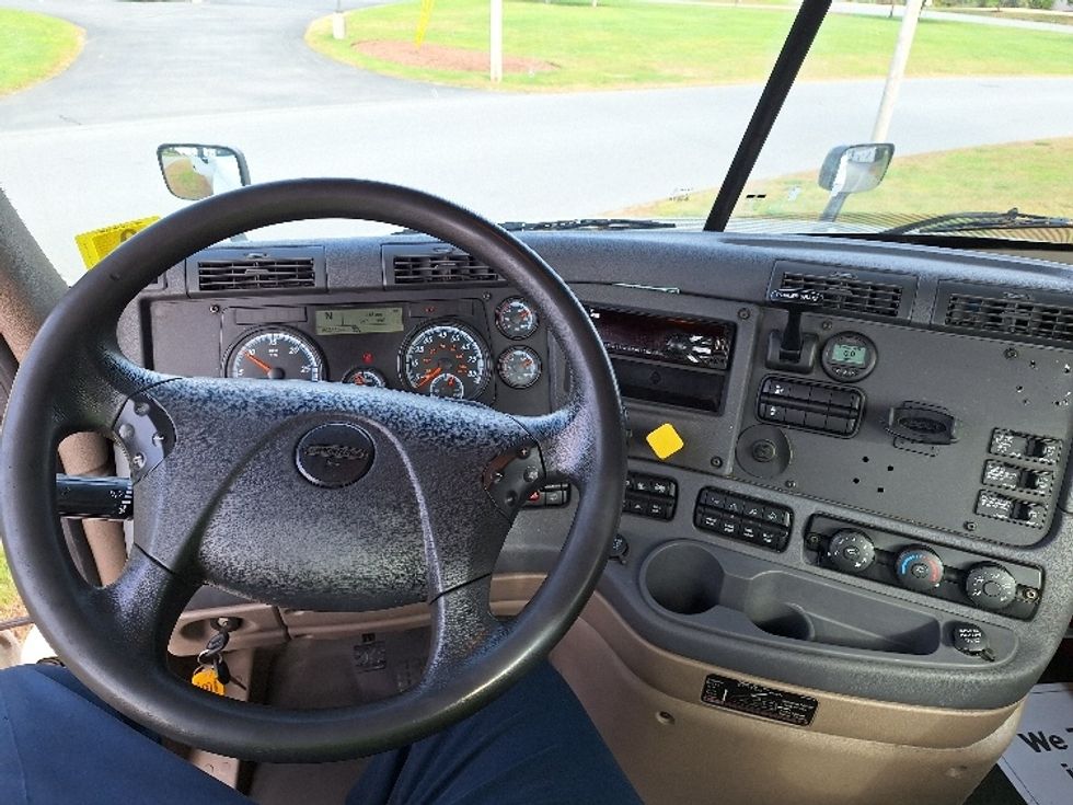 Day Cab Tractor-Heavy Duty Tractors-Freightliner-2018-Cascadia 12564ST-Hudson-NH-502,113\n\t\tmiles-$ 33,750 - Image 11