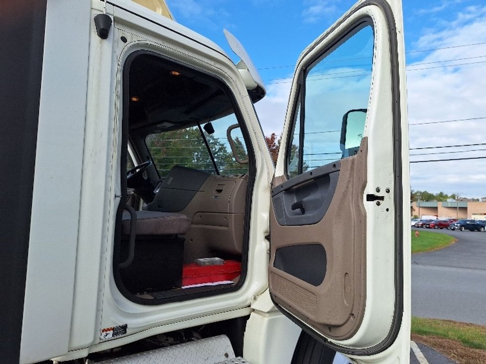 Day Cab Tractor-Heavy Duty Tractors-Freightliner-2018-Cascadia 12564ST-Hudson-NH-502,113\n\t\tmiles-$ 33,750 - Image 12
