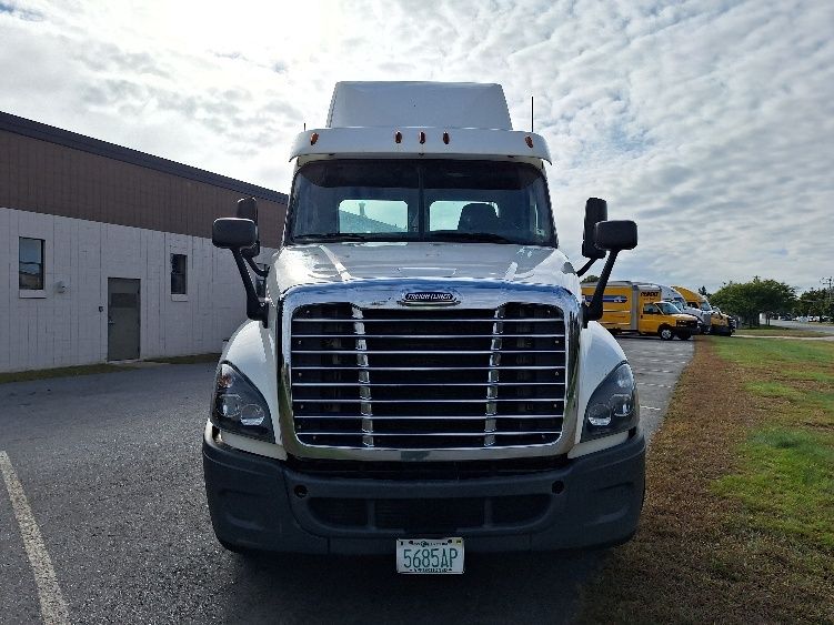 2018 Freightliner Cascadia 125" Sleeper Cab photo 2