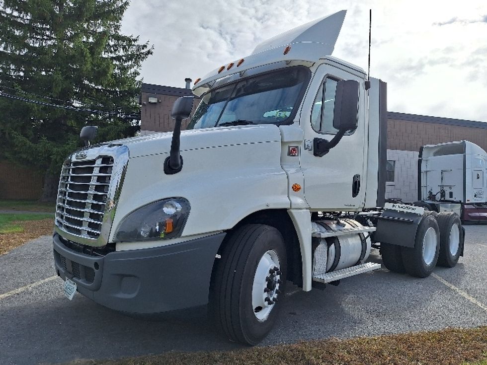 2018 Freightliner Cascadia 125" Sleeper Cab photo 3