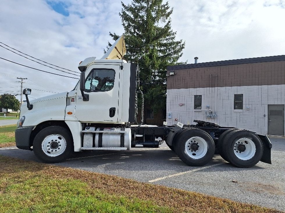 2018 Freightliner Cascadia 125" Sleeper Cab photo 4