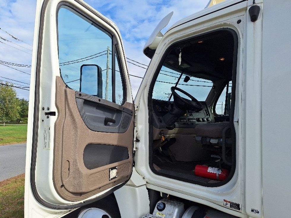 Day Cab Tractor-Heavy Duty Tractors-Freightliner-2018-Cascadia 12564ST-Hudson-NH-502,113\n\t\tmiles-$ 33,750 - Image 9