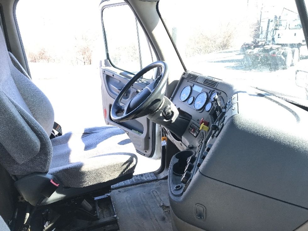 Day Cab Tractor-Heavy Duty Tractors-Freightliner-2018-Cascadia 12564ST-Indianapolis-IN-355,406\n\t\tmiles-$ 43,250 - Image 14