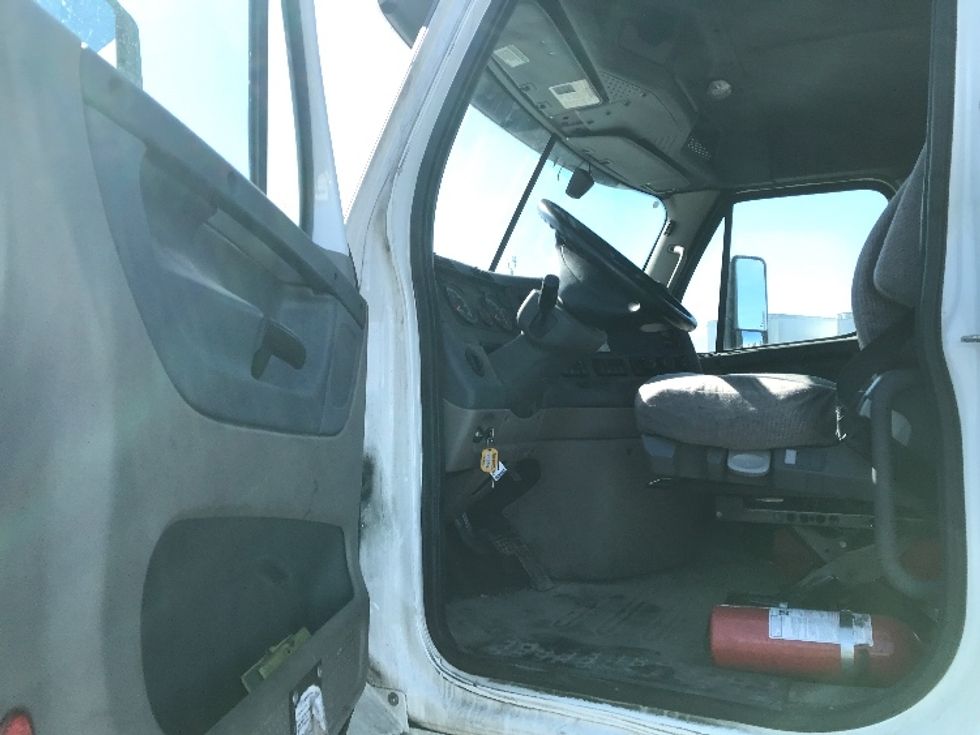 Day Cab Tractor-Heavy Duty Tractors-Freightliner-2018-Cascadia 12564ST-Indianapolis-IN-355,406\n\t\tmiles-$ 43,250 - Image 9