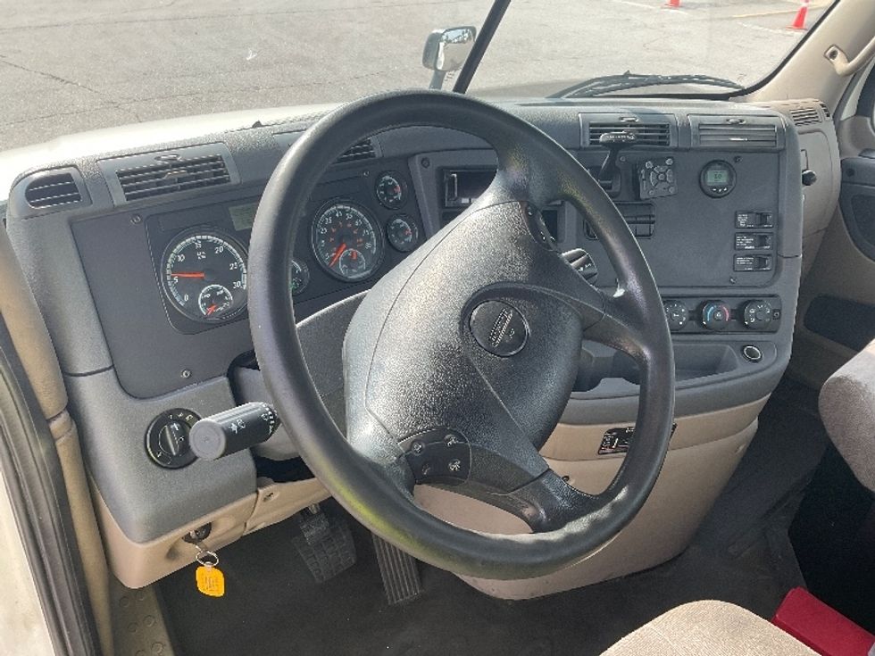Day Cab Tractor-Heavy Duty Tractors-Freightliner-2018-Cascadia 12564ST-Indianapolis-IN-419,636\n\t\tmiles-$ 43,500 - Image 11