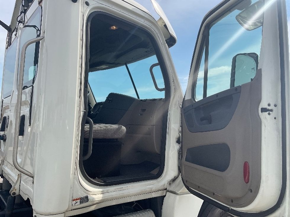 Day Cab Tractor-Heavy Duty Tractors-Freightliner-2018-Cascadia 12564ST-Indianapolis-IN-419,636\n\t\tmiles-$ 43,500 - Image 12