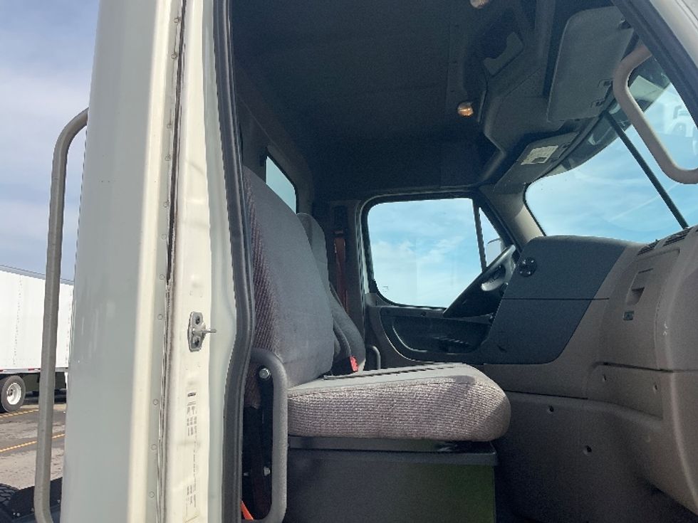 Day Cab Tractor-Heavy Duty Tractors-Freightliner-2018-Cascadia 12564ST-Indianapolis-IN-419,636\n\t\tmiles-$ 43,500 - Image 13