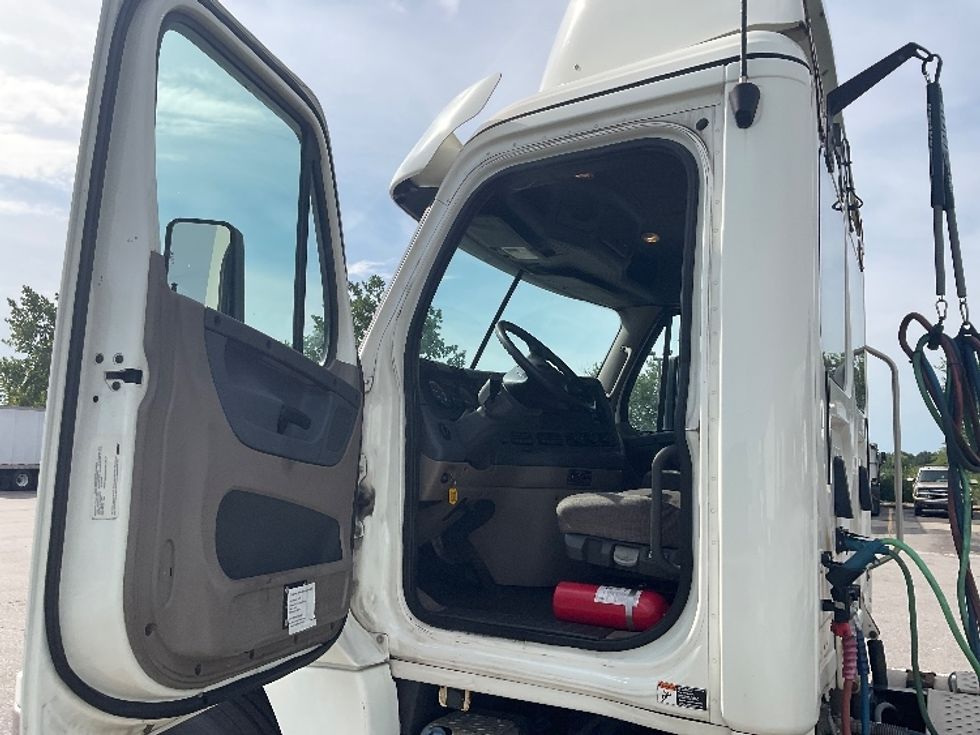 Day Cab Tractor-Heavy Duty Tractors-Freightliner-2018-Cascadia 12564ST-Indianapolis-IN-419,636\n\t\tmiles-$ 43,500 - Image 9