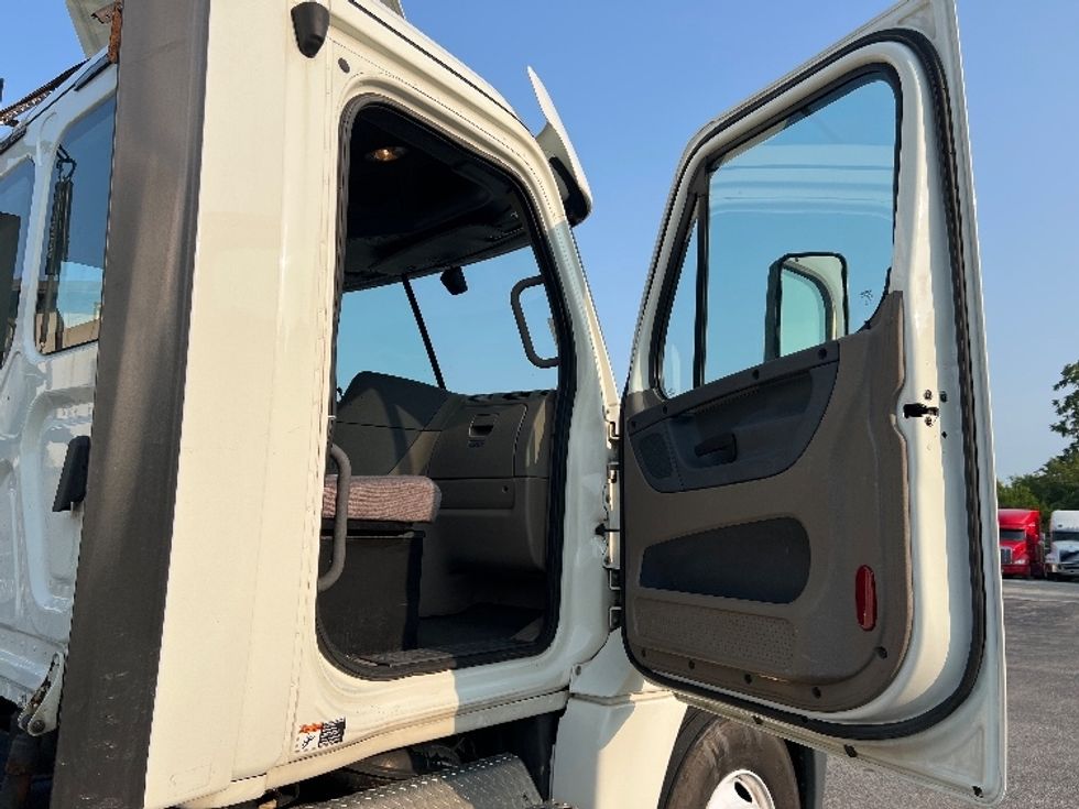 Day Cab Tractor-Heavy Duty Tractors-Freightliner-2018-Cascadia 12564ST-Indianapolis-IN-518,883\n\t\tmiles-$ 35,750 - Image 12