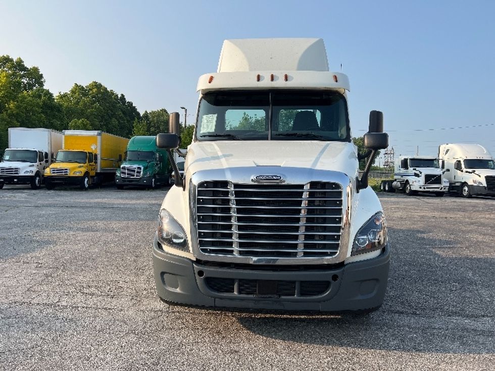 Day Cab Tractor-Heavy Duty Tractors-Freightliner-2018-Cascadia 12564ST-Indianapolis-IN-518,883\n\t\tmiles-$ 35,750 - Image 2