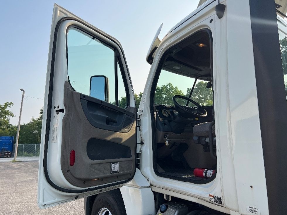 Day Cab Tractor-Heavy Duty Tractors-Freightliner-2018-Cascadia 12564ST-Indianapolis-IN-518,883\n\t\tmiles-$ 35,750 - Image 9