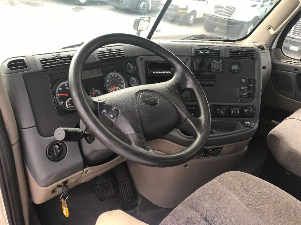 Day Cab Tractor-Heavy Duty Tractors-Freightliner-2018-Cascadia 12564ST-Indianapolis-IN-521,957\n\t\tmiles-$ 29,000 - Image 11