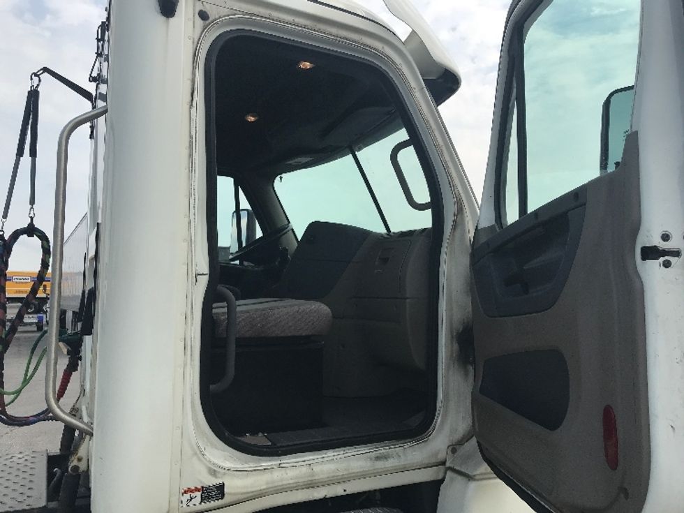Day Cab Tractor-Heavy Duty Tractors-Freightliner-2018-Cascadia 12564ST-Indianapolis-IN-521,957\n\t\tmiles-$ 29,000 - Image 12