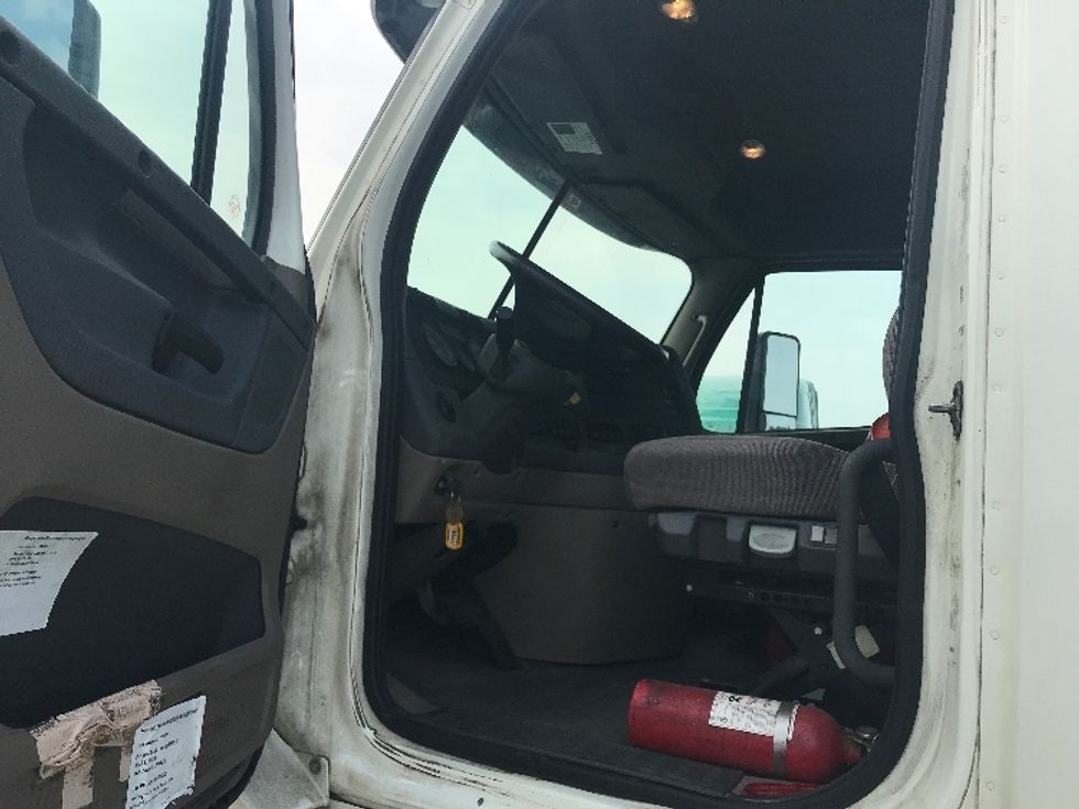 Day Cab Tractor-Heavy Duty Tractors-Freightliner-2018-Cascadia 12564ST-Indianapolis-IN-521,957\n\t\tmiles-$ 29,000 - Image 9