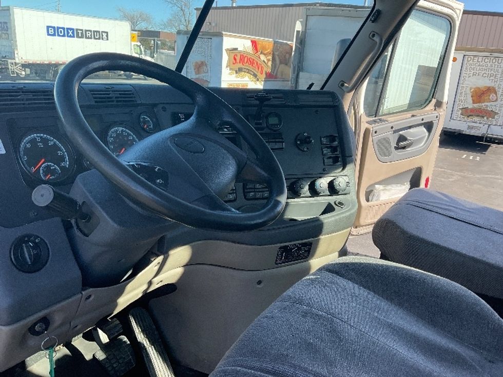 Day Cab Tractor-Heavy Duty Tractors-Freightliner-2018-Cascadia 12564ST-Indianapolis-IN-532,565\n\t\tmiles-$ 32,250 - Image 10