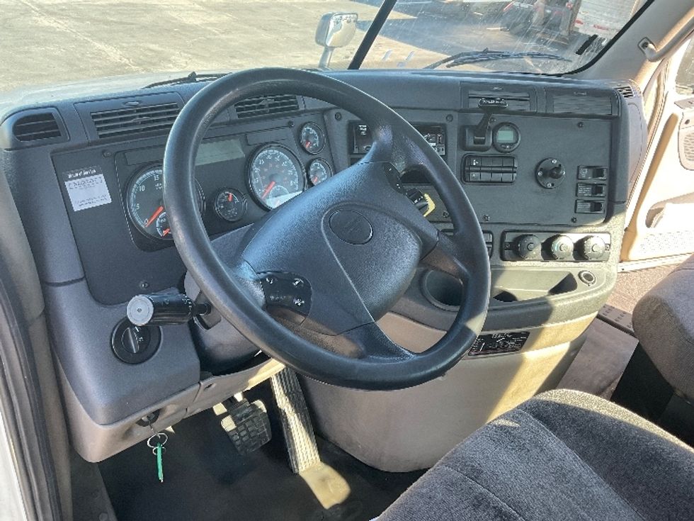 Day Cab Tractor-Heavy Duty Tractors-Freightliner-2018-Cascadia 12564ST-Indianapolis-IN-532,565\n\t\tmiles-$ 32,250 - Image 11